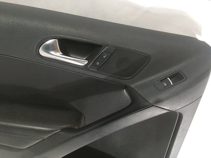 Обшивка дверей 5N0867211 Volkswagen Tiguan