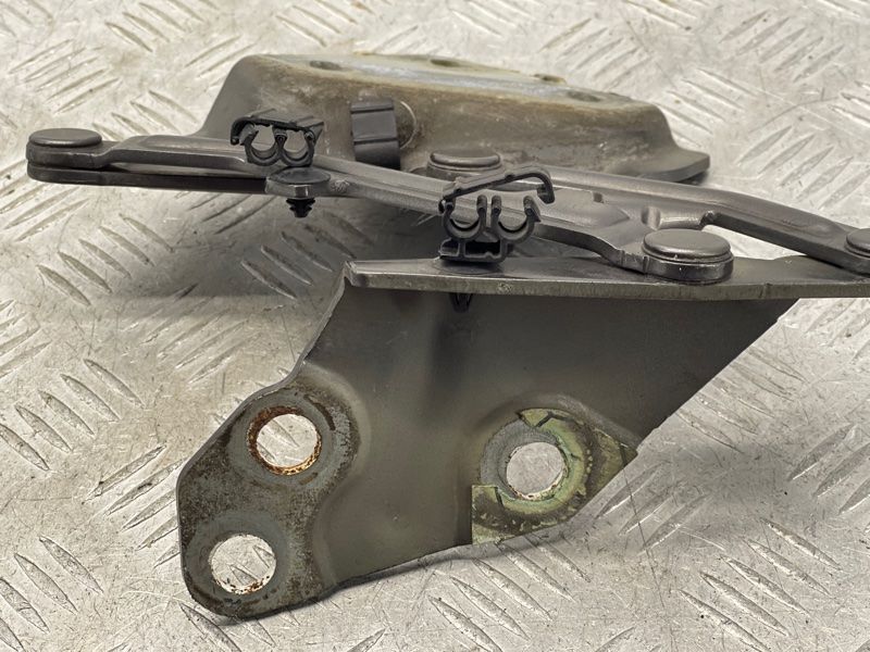 Петля капота 7L6823302A Volkswagen Touareg