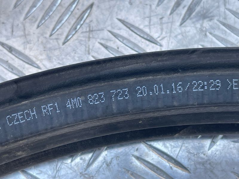 Гумовий ущільнювач 4M0823723 Audi Q7