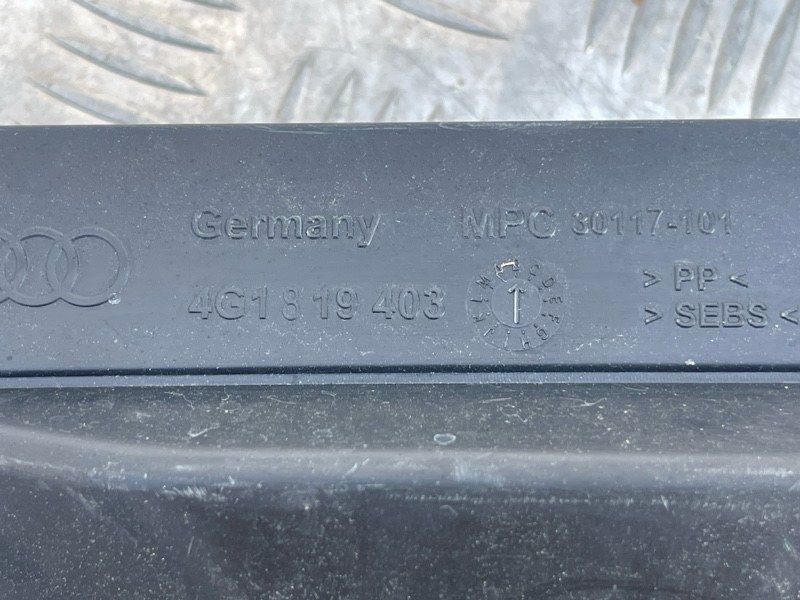 Водовідвідний щиток 4G1819403B9B9 Audi A6