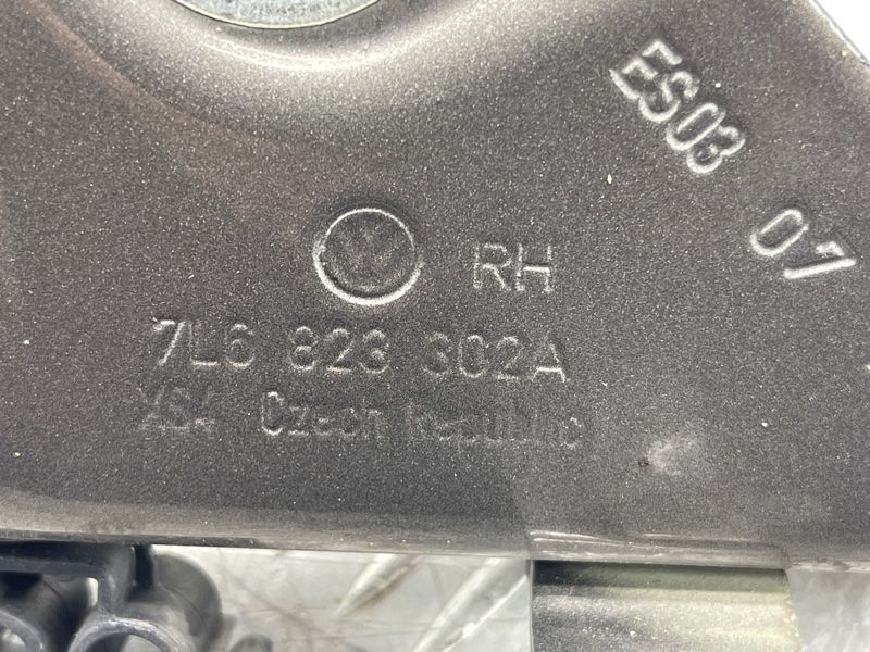 Петля капота 7L6823302A Volkswagen Touareg