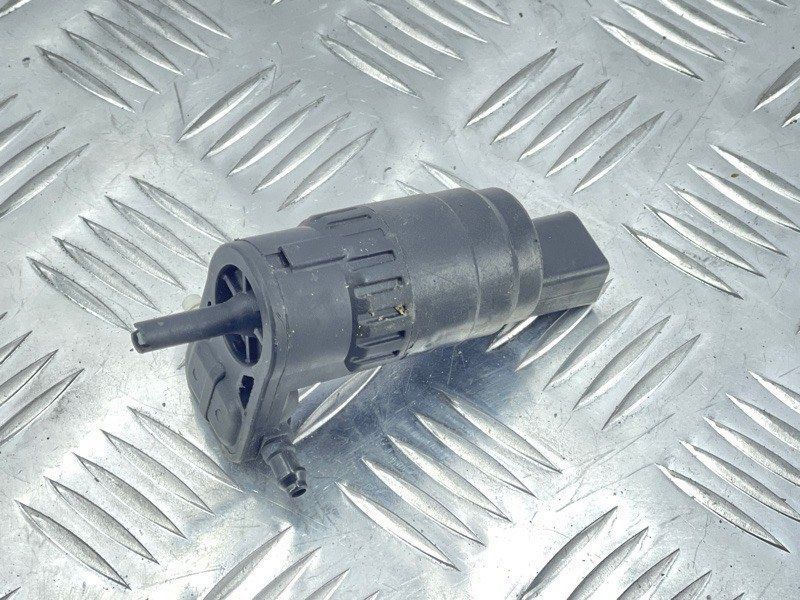 Насос омивача скла 1K6955651 Audi Q3 Audi A3, Audi A3 e-tron, Audi A4, Audi A4 Allroad, Audi A6, Audi A6 Allroad, Audi A7, Audi A8, Audi e-tron, Audi e-tron GT, Audi e-tron S, Audi Q3, Audi Q4 e-tron, Audi Q5, Audi Q7, Audi Q8, Audi Q8 e-tron, Audi RS3, Audi RS6 Avant, Audi RS7, Audi RS e-tron GT, Audi RS Q8, Audi S3, Audi S4, Audi S6, Audi S7, Audi S8, Audi SQ5, Audi SQ7, Audi SQ8, Audi SQ8 e-tron, Volkswagen Atlas, Volkswagen Atlas Cross Sport, Volkswagen e-Golf, Volkswagen Golf, Volkswagen Golf Alltrack, Volkswagen Golf R, Volkswagen Golf SportWagen, Volkswagen GTI, Volkswagen ID.4, Volkswagen Jetta, Volkswagen Passat, Volkswagen R32, Volkswagen Rabbit, Volkswagen Taos, Volkswagen Tiguan, Volkswagen Tiguan Limited, Volkswagen Touareg