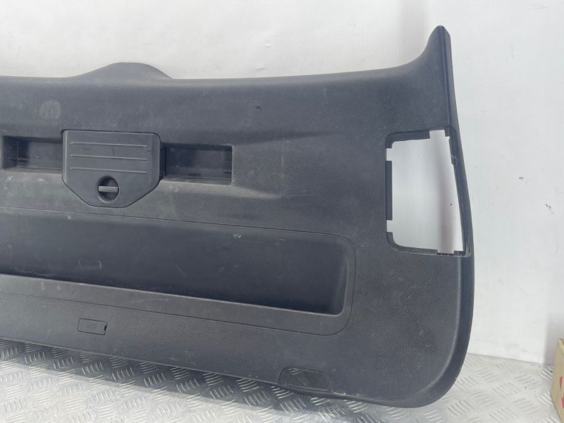 Обшивка задньої кришки Ляда 7P6867601 Volkswagen Touareg