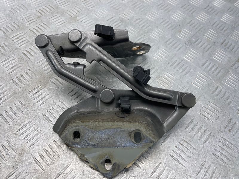 Петля капота 7L6823302A Volkswagen Touareg