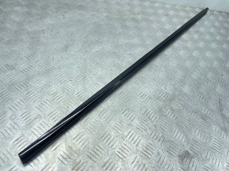 Молдинг / уплотнитель паза стекла 4M0853283CT94 Audi Q7