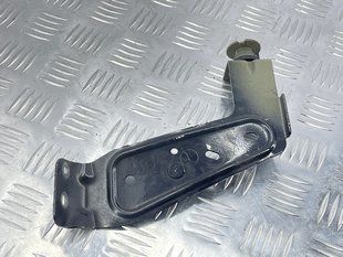 Кріплення крила 31371008 Volvo XC90