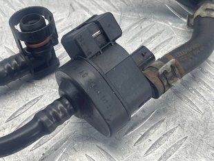 З'єднувальна трубка з клапаном адсорбера 06E133781J Audi A6