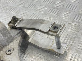 Кронштейн подушки двигуна 31339951 Volvo XC90