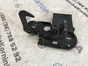 Скоба замка капоту 3C8823480 Audi Q7