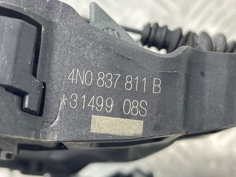 Кронштейн ручки 4N0837811B Audi A6