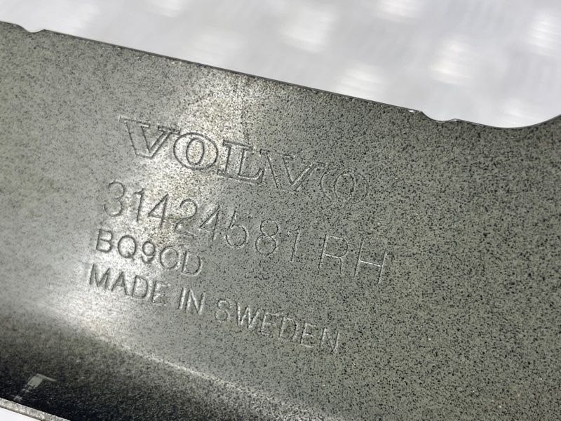 Кронштейн крила 31424581 Volvo XC60
