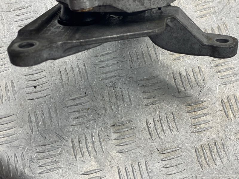 Кронштейн опоры КП 8K0399115BS Audi Q5