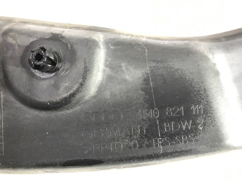 Замикаюча панель крила 4M0821111 Audi Q7