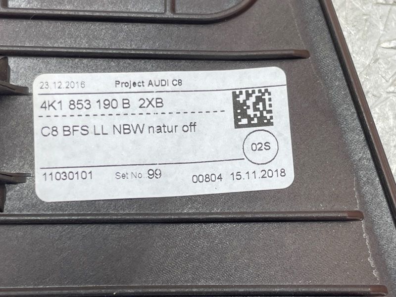 Декоративна накладка на торпедо 4K1853190B2XB Audi A6