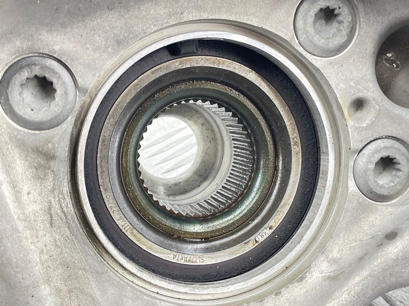 Поворотний кулак / цапфа з підшипником 8W0407242F Audi A4
