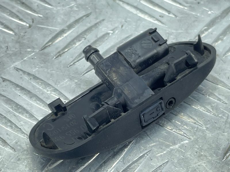 Форсунка омивача лобового скла 4M0955989 Audi Q7