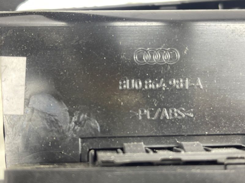 Консоль центральна, підлокітник і підстаканники Audi Q3