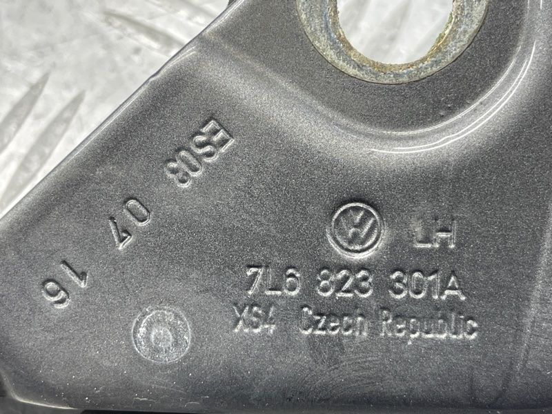 Петля капота 7L6823301A Volkswagen Touareg