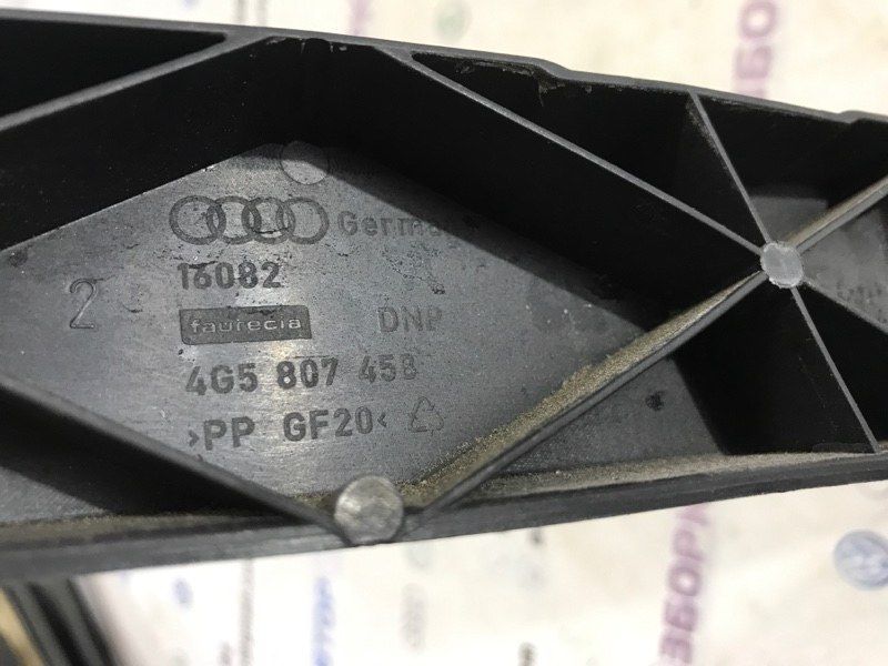 Направляюча / кріплення / кронштейн бампера 4G5807458 Audi A6