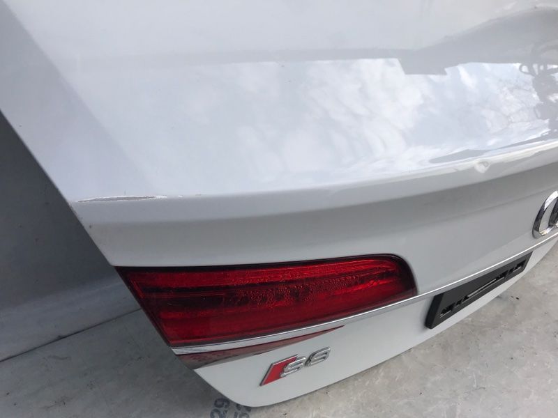 Кришка багажника 4H0827023L Audi S8