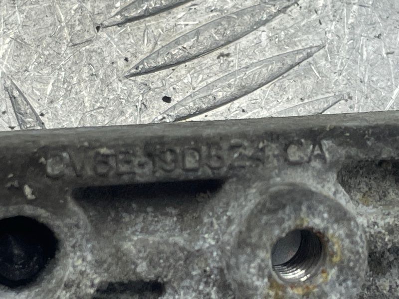 Кронштейн компрессора кондиционера CV6E19D624CA Ford Fusion